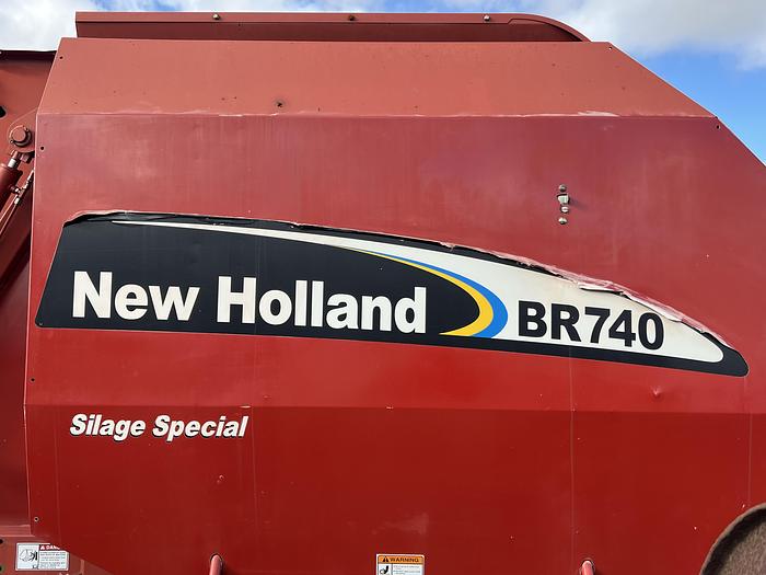 2004 NEW HOLLAND BR740